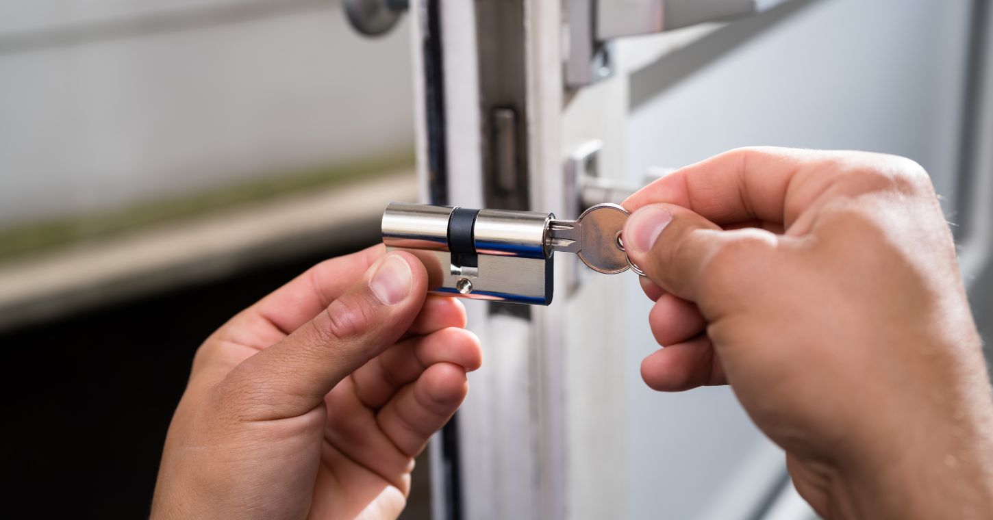 El bumping es una de las técnicas de robo más utilizadas por su rapidez y discreción, especialmente en puertas con cerraduras antiguas. Para evitar este tipo de ataques, la mejor solución es instalar una cerradura antibumping de alta seguridad, diseñada para bloquear este método desde el interior del cilindro. Las cerraduras antibumping incorporan mecanismos internos avanzados, pitones especiales y sistemas de bloqueo que impiden que la llave de golpe funcione. Además, suelen combinarse con protecciones anti-taladro, anti-ganzuado y anti-extracción, ofreciendo una defensa mucho más completa frente a intentos de intrusión.