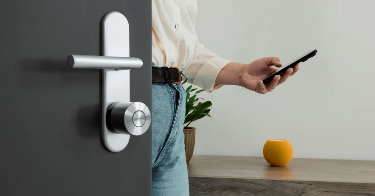 Las cerraduras inteligentes se han convertido en una de las opciones más recomendadas para quienes buscan seguridad avanzada, comodidad y control total de accesos. Este tipo de cerraduras permiten abrir y cerrar la puerta sin llaves tradicionales, gestionando el acceso desde el móvil y adaptándose a las necesidades del día a día. Entre las más recomendadas destacan modelos como Nuki Smart Lock, Yale Linus Smart Lock y Linus Smart Lock, reconocidas por su fiabilidad, facilidad de instalación y compatibilidad con la mayoría de puertas. Estas cerraduras permiten compartir accesos de forma segura, crear permisos temporales y llevar un registro de entradas y salidas, aportando tranquilidad tanto en viviendas como en negocios o alquileres vacacionales. Además, muchas cerraduras inteligentes se integran con asistentes de voz y sistemas domóticos, ofreciendo una experiencia moderna y conectada. Su diseño discreto y su tecnología avanzada permiten reforzar la seguridad sin necesidad de obras ni cambios complejos en la puerta.