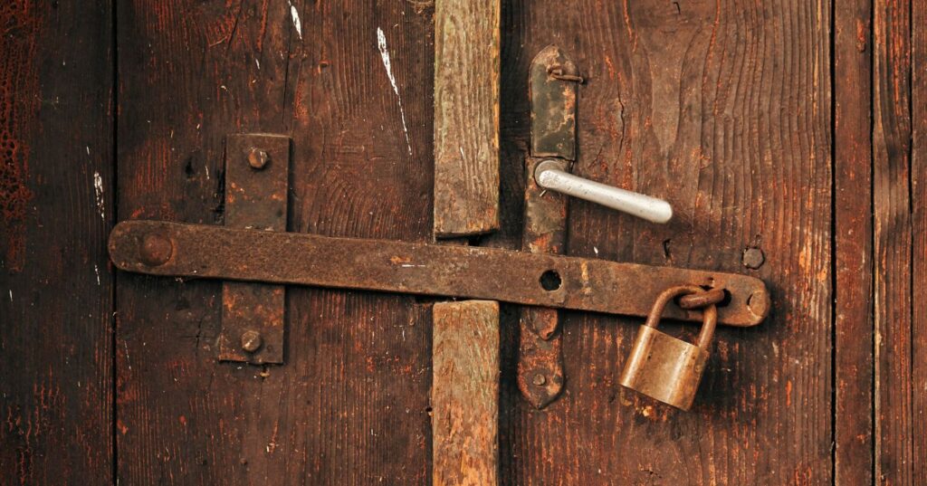 Reforzar la puerta de entrada es el primer y más importante paso para proteger tu vivienda o negocio frente a robos e intrusiones. La mayoría de los ataques se producen sobre la cerradura y el cilindro, por lo que contar con sistemas de seguridad adecuados marca la diferencia entre una puerta vulnerable y una puerta realmente protegida. La combinación de cerraduras de alta seguridad, cilindros reforzados, escudos protectores acorazados y cerrojos adicionales aumenta de forma significativa la resistencia ante técnicas de robo como el bumping, el taladro, la ganzúa o la extracción del bombillo. Además, reforzar el marco y la estructura de la puerta evita ataques por palanca, uno de los métodos más utilizados. Hoy en día, las cerraduras inteligentes y digitales aportan un extra de control y comodidad, permitiendo gestionar accesos, registrar entradas y mejorar la seguridad sin necesidad de llaves tradicionales. Todo ello, unido a elementos disuasorios como mirillas digitales o iluminación exterior, crea una barrera eficaz frente a intentos de intrusión.