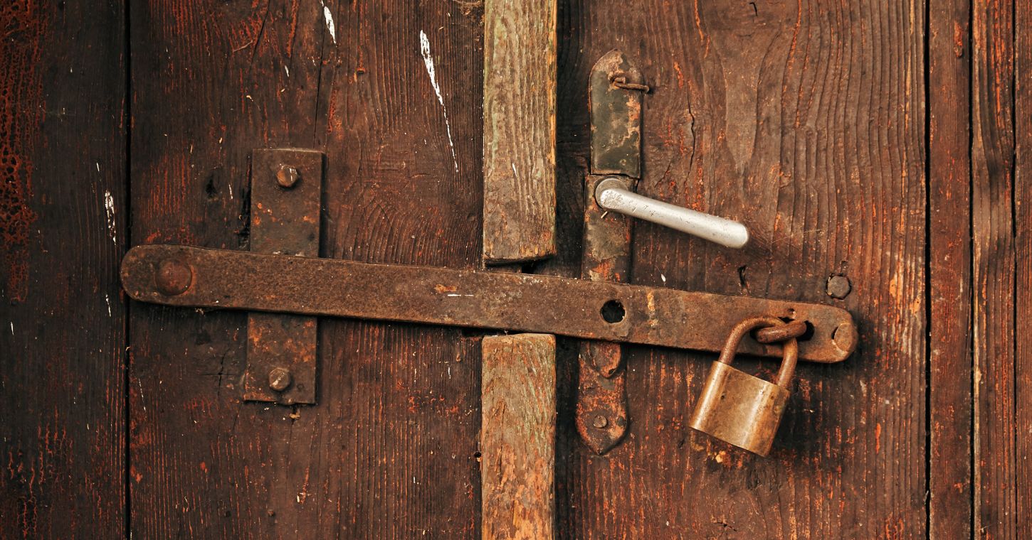 Reforzar la puerta de entrada es el primer y más importante paso para proteger tu vivienda o negocio frente a robos e intrusiones. La mayoría de los ataques se producen sobre la cerradura y el cilindro, por lo que contar con sistemas de seguridad adecuados marca la diferencia entre una puerta vulnerable y una puerta realmente protegida. La combinación de cerraduras de alta seguridad, cilindros reforzados, escudos protectores acorazados y cerrojos adicionales aumenta de forma significativa la resistencia ante técnicas de robo como el bumping, el taladro, la ganzúa o la extracción del bombillo. Además, reforzar el marco y la estructura de la puerta evita ataques por palanca, uno de los métodos más utilizados. Hoy en día, las cerraduras inteligentes y digitales aportan un extra de control y comodidad, permitiendo gestionar accesos, registrar entradas y mejorar la seguridad sin necesidad de llaves tradicionales. Todo ello, unido a elementos disuasorios como mirillas digitales o iluminación exterior, crea una barrera eficaz frente a intentos de intrusión.