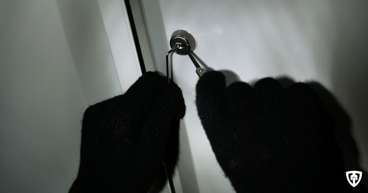 Las cerraduras antiokupa están diseñadas para ofrecer una protección extra frente a ocupaciones ilegales y accesos no autorizados, un problema cada vez más frecuente tanto en viviendas como en locales y segundas residencias. Este tipo de cerraduras se caracteriza por incorporar sistemas de alta resistencia frente a los métodos más habituales de intrusión: bumping, ganzuado, extracción del cilindro, rotura o apalancamiento. Suelen combinar cilindros de seguridad reforzados, escudos protectores anti-taladro y anti-extracción, y en muchos casos cerrojos adicionales que refuerzan la puerta desde el interior. Una de las grandes ventajas de las cerraduras antiokupa es su efecto disuasorio. Una puerta bien protegida, con elementos visibles de alta seguridad, hace que el intruso desista y busque un objetivo más fácil. Además, algunas soluciones permiten control total de las copias de llaves, evitando duplicados no autorizados, algo clave en pisos alquilados o vacíos durante largos periodos.