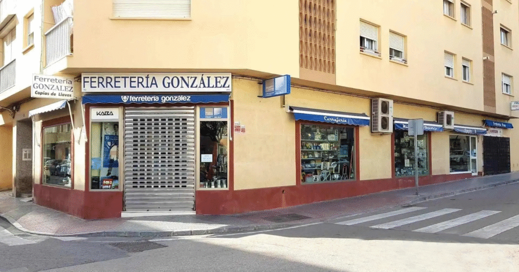Ferretería González es una empresa de referencia en el sector, con una sólida trayectoria ofreciendo soluciones profesionales en cerrajería, seguridad y ferretería. Nuestro compromiso es proporcionar a cada cliente un servicio cercano, asesoramiento experto y productos de máxima calidad, trabajando con marcas líderes del mercado. Somos especialistas en copias de llaves, cilindros y cerraduras de alta seguridad, cerrojos, manillas, y sistemas de protección tanto para viviendas como para negocios. Nos diferenciamos por nuestra experiencia, profesionalidad y trato personalizado, ayudando a cada cliente a encontrar la solución que mejor se adapta a sus necesidades. En Ferretería González apostamos por la seguridad, la innovación y la confianza, ofreciendo productos fiables y un servicio rápido y eficaz. Nuestra tienda física es un punto de referencia para quienes buscan calidad, atención cercana y soluciones duraderas.