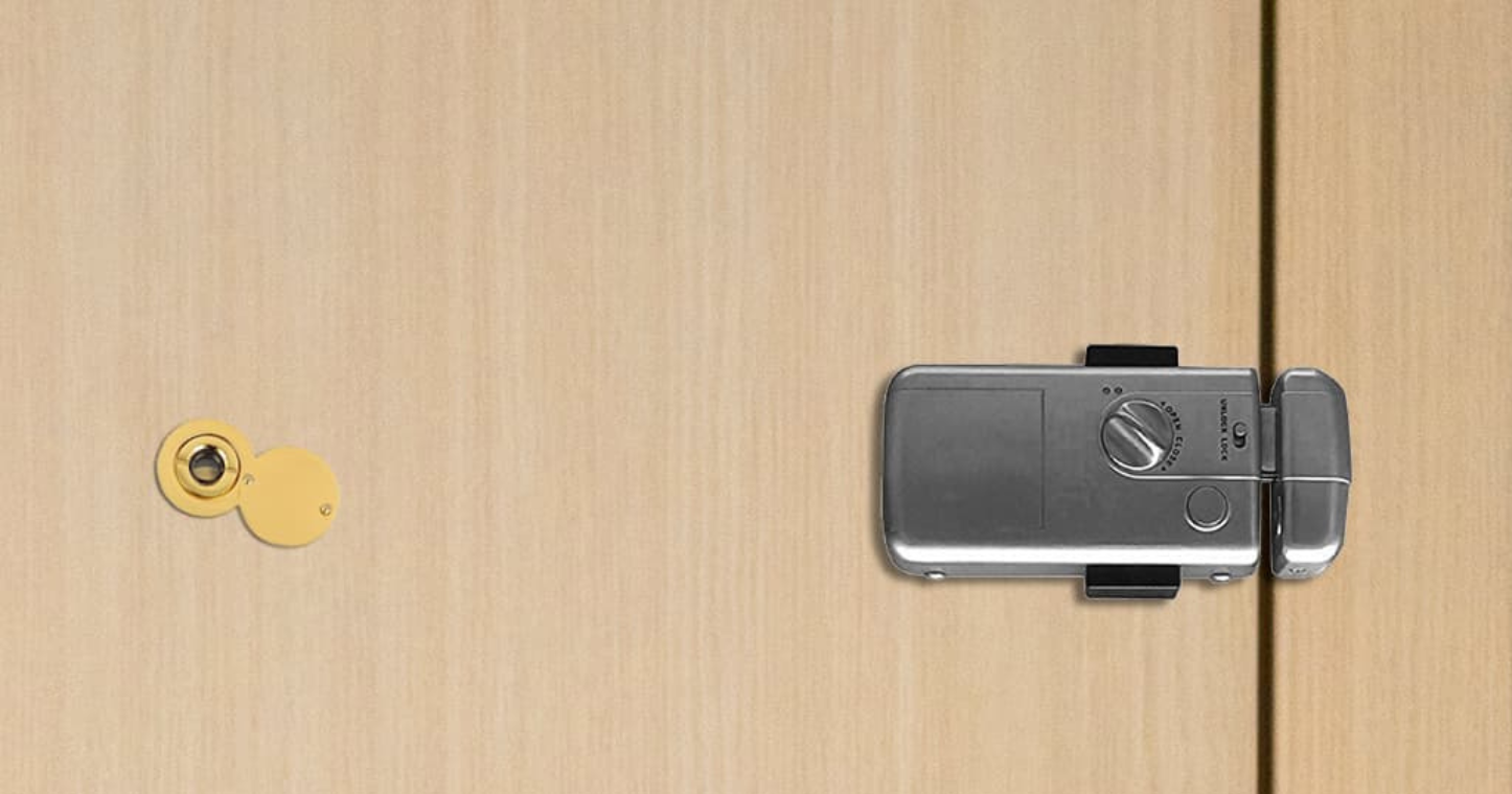 Apuesta por una nueva forma de proteger tu hogar u oficina con esta cerradura electrónica inteligente, diseñada para ofrecer seguridad avanzada, comodidad y control total de accesos. Su diseño elegante y discreto se integra perfectamente en cualquier tipo de puerta, aportando un toque moderno sin renunciar a la protección. Este sistema elimina la necesidad de llaves tradicionales, reduciendo riesgos de pérdida o copia, y permite un acceso rápido, seguro y controlado. Su mecanismo interno de alta precisión garantiza un cierre firme y fiable, ideal para el uso diario tanto en viviendas como en espacios profesionales. Además, actúa como un potente elemento disuasorio, reforzando la seguridad de la puerta y aumentando la tranquilidad de quienes buscan una solución práctica y eficaz. Es la opción perfecta para quienes desean dar el salto a la seguridad inteligente, combinando tecnología y protección en un solo dispositivo.