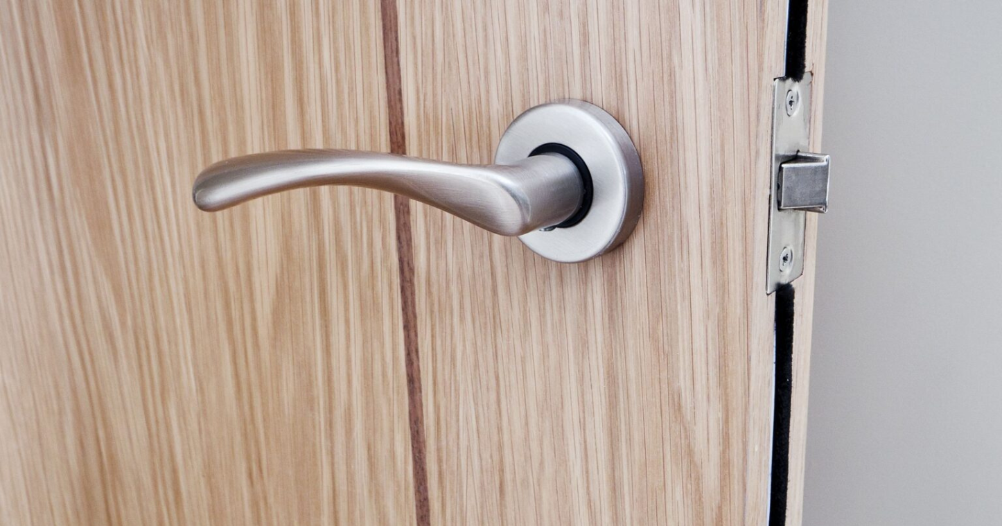 Esta manilla de puerta combina diseño elegante, funcionalidad y durabilidad, convirtiéndose en el complemento perfecto para cualquier tipo de puerta. Su estética cuidada aporta un toque moderno y sofisticado, mientras que su fabricación con materiales de alta calidad garantiza una larga vida útil y un uso cómodo en el día a día. Diseñada para ofrecer un agarre firme y ergonómico, permite una apertura suave y silenciosa, mejorando la experiencia de uso tanto en hogares como en oficinas o locales comerciales. Su mecanismo interno asegura un funcionamiento preciso y fiable, incluso con un uso intensivo. Además de su valor estético, esta manilla destaca por su robustez y resistencia, aportando seguridad y estabilidad al conjunto de la puerta. Es fácil de instalar y compatible con la mayoría de cerraduras estándar, lo que la convierte en una opción práctica y versátil.