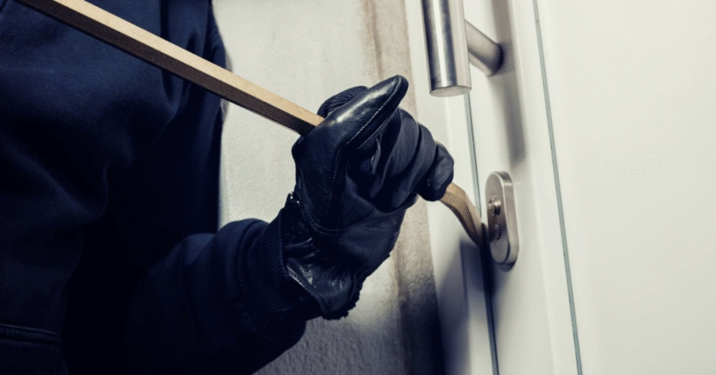 Cada día, miles de puertas son forzadas en cuestión de segundos. Un simple descuido o una cerradura poco segura puede convertirse en una invitación para los ladrones. La imagen lo deja claro: cuando la seguridad falla, el acceso es inmediato. Contar con cilindros, cerraduras y cerrojos de alta seguridad marca la diferencia entre un intento frustrado y una intrusión consumada. Sistemas reforzados, tecnología anti-bumping y soluciones inteligentes no solo protegen tu puerta, sino que ganan tiempo, disuaden y evitan el acceso.