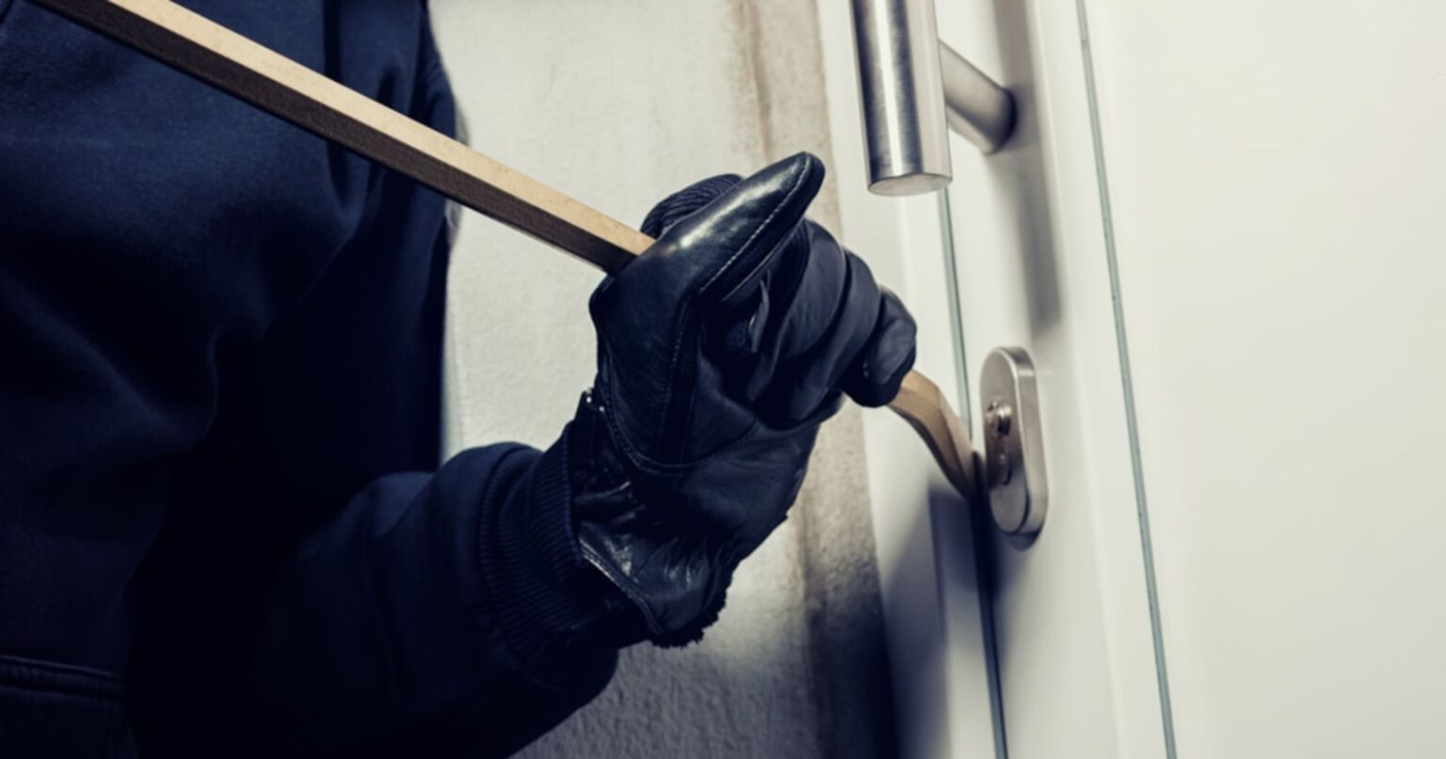 Cada día, miles de puertas son forzadas en cuestión de segundos. Un simple descuido o una cerradura poco segura puede convertirse en una invitación para los ladrones. La imagen lo deja claro: cuando la seguridad falla, el acceso es inmediato. Contar con cilindros, cerraduras y cerrojos de alta seguridad marca la diferencia entre un intento frustrado y una intrusión consumada. Sistemas reforzados, tecnología anti-bumping y soluciones inteligentes no solo protegen tu puerta, sino que ganan tiempo, disuaden y evitan el acceso.