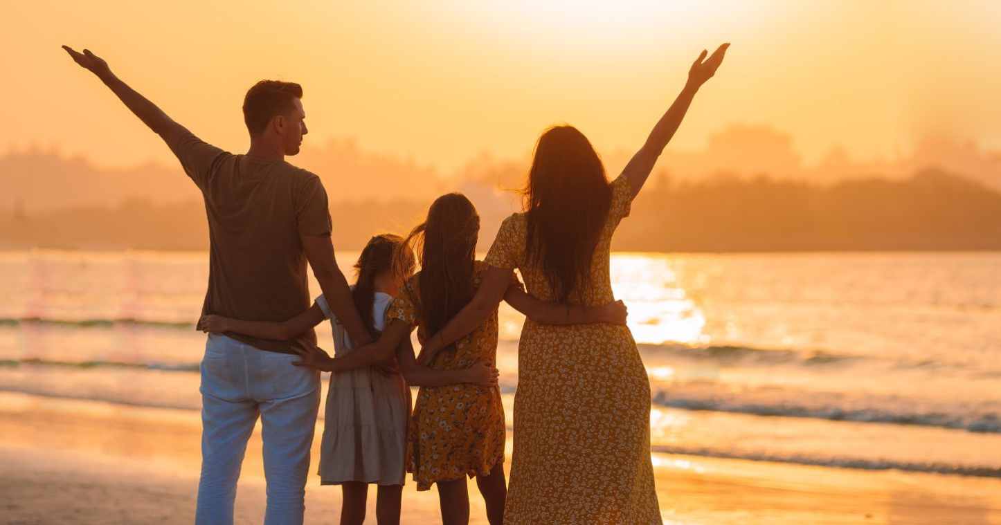 Cuando una vivienda queda vacía durante varios días, se convierte en un objetivo más vulnerable. Por eso, proteger tu casa durante las vacaciones es fundamental para evitar robos y regresar con total tranquilidad. El primer paso es reforzar la puerta de entrada, asegurándote de contar con una cerradura de alta seguridad, un cilindro antibumping y, si es posible, un cerrojo adicional. Estos elementos aumentan el tiempo y la dificultad de cualquier intento de intrusión, disuadiendo a los ladrones. También es importante evitar señales evidentes de ausencia. Contar con cerraduras inteligentes o sistemas de control de accesos permite supervisar la puerta a distancia, mientras que temporizadores de luces o persianas ayudan a simular presencia en el hogar. No olvides revisar ventanas, trasteros y accesos secundarios, reforzando cerraduras y cierres. Pequeñas acciones como recoger el correo, pedir a un vecino que eche un vistazo o mantener una iluminación exterior adecuada pueden marcar la diferencia. En definitiva, preparar tu casa antes de las vacaciones te permite disfrutar del descanso con mayor tranquilidad, sabiendo que cuentas con sistemas de seguridad fiables que protegen tu hogar incluso cuando no estás.