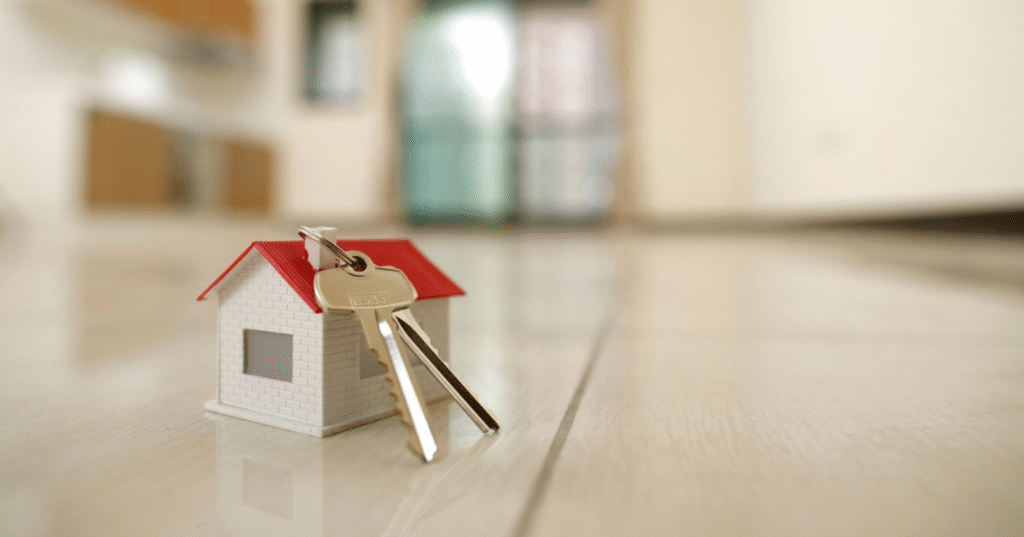 Elegir la cerradura adecuada para tu hogar es una decisión clave para garantizar la seguridad y la tranquilidad de tu familia. No todas las viviendas tienen las mismas necesidades, por lo que conocer los distintos tipos de cerraduras ayuda a tomar la mejor decisión según el nivel de protección que se busca. Las cerraduras mecánicas de alta seguridad siguen siendo una opción muy fiable. Combinadas con un buen cilindro reforzado y un escudo protector, ofrecen una gran resistencia frente a ataques como el bumping, el taladro o la extracción, siendo ideales para quienes priorizan la robustez y la durabilidad. Por otro lado, las cerraduras inteligentes se han consolidado como una de las opciones más completas. Permiten controlar el acceso desde el móvil, compartir llaves digitales, crear permisos temporales y llevar un registro de entradas, todo sin renunciar a la seguridad. Son especialmente recomendadas para hogares modernos, segundas residencias o viviendas de alquiler.