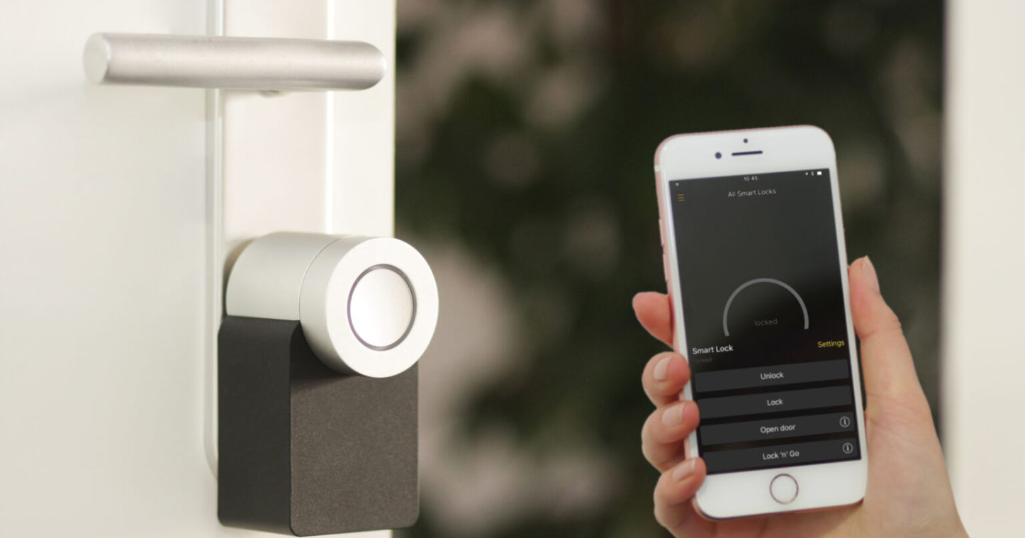 Da el salto a la seguridad del futuro con nuestra Cerradura Inteligente, diseñada para ofrecer máxima protección, comodidad y control total de tus accesos. Olvídate de las llaves tradicionales y disfruta de una experiencia más segura, moderna y práctica en tu hogar o negocio. Gracias a su tecnología avanzada, esta cerradura te permite gestionar el acceso de forma sencilla y fiable, reforzando la seguridad de tu puerta con un sistema inteligente que se adapta a tu día a día. Su diseño elegante y discreto encaja perfectamente en cualquier tipo de puerta, aportando un toque moderno sin renunciar a la resistencia.