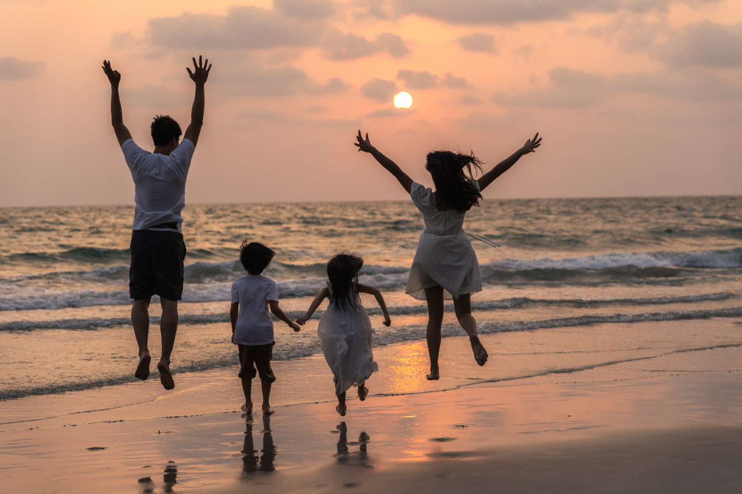 Una familia feliz disfruta de las vacaciones en la playa