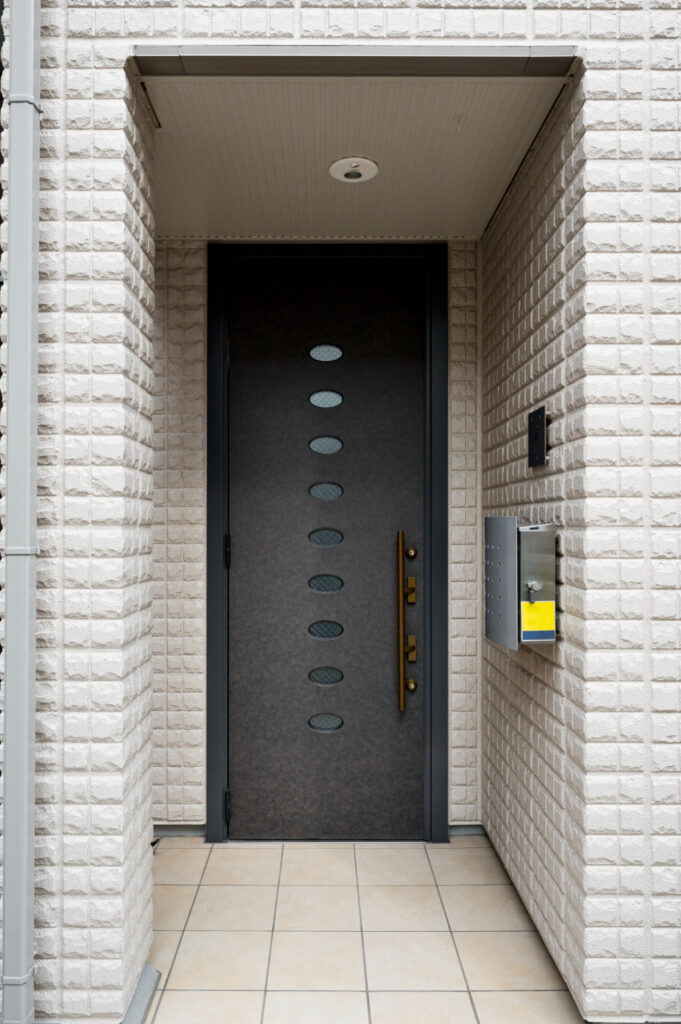 Instalación profesional de puerta blindada en Cádiz a cargo de Ferretería González, con marco reforzado en acero, cerradura de gorjas o cilindro europeo y acabados personalizados para integrarse con la decoración del hogar