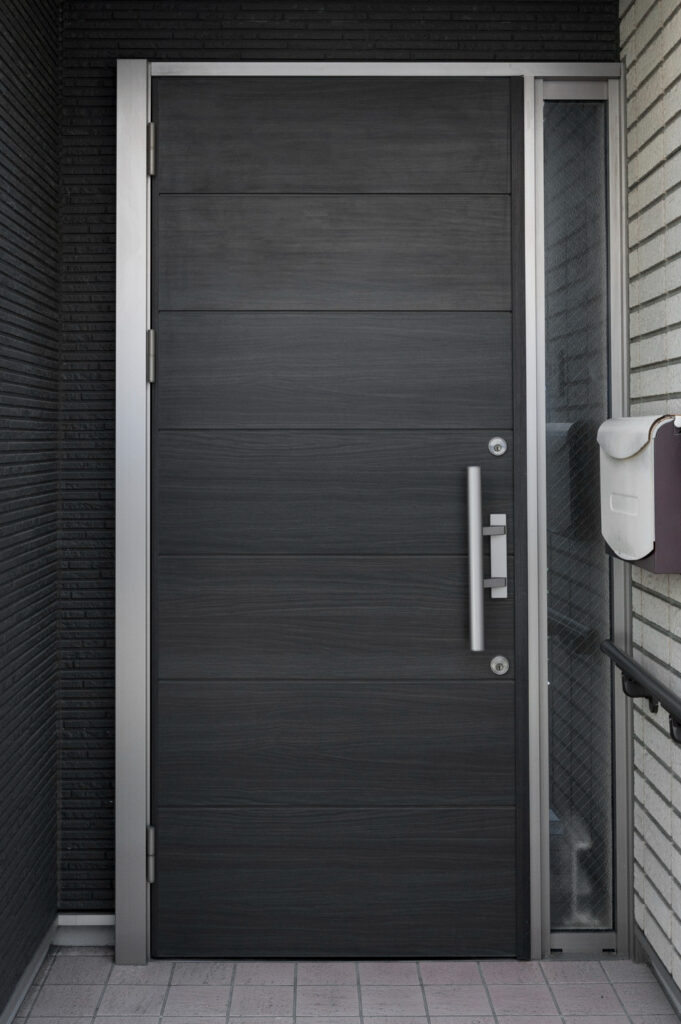 Instalación de puerta acorazada de alta seguridad realizada por Ferretería González en una vivienda de Cádiz, con monobloque de acero, marco perimetral reforzado y cerradura antibumping para máxima protección frente a intrusiones
